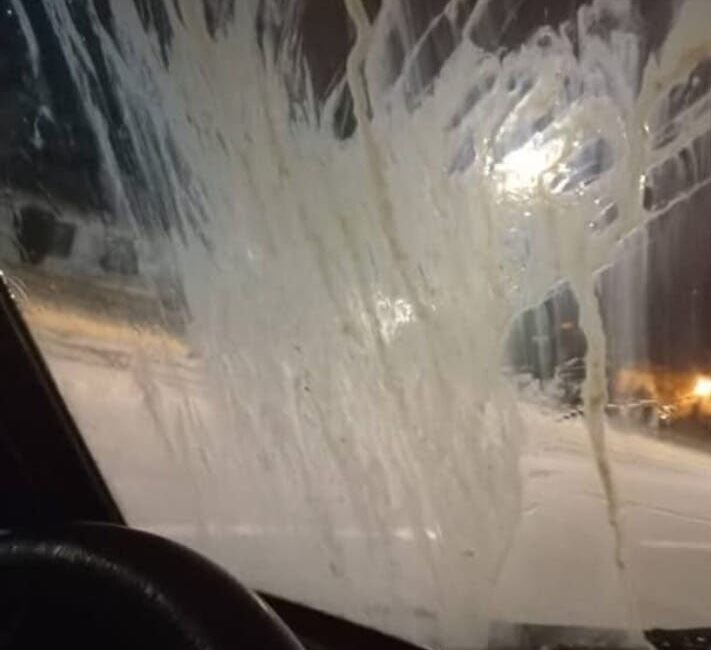 Eskişehir’de kimliği henüz belirlenemeyen bir grup çocuk, spor salonuna ve