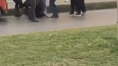 İstanbul’un Arnavutköy ilçesinde bir grup, aralarına aldıkları kişi tekme tokat