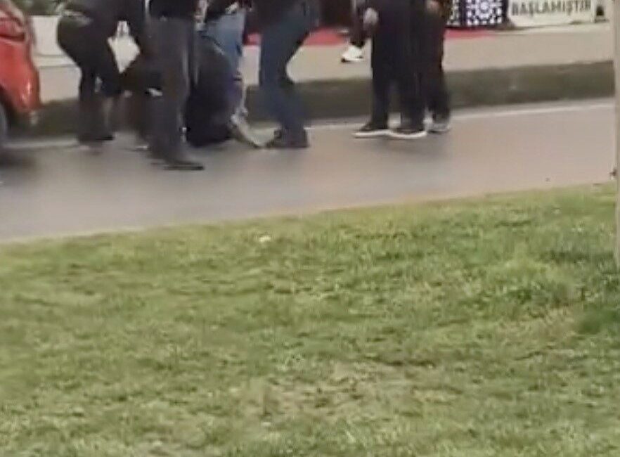İstanbul’un Arnavutköy ilçesinde bir grup, aralarına aldıkları kişi tekme tokat