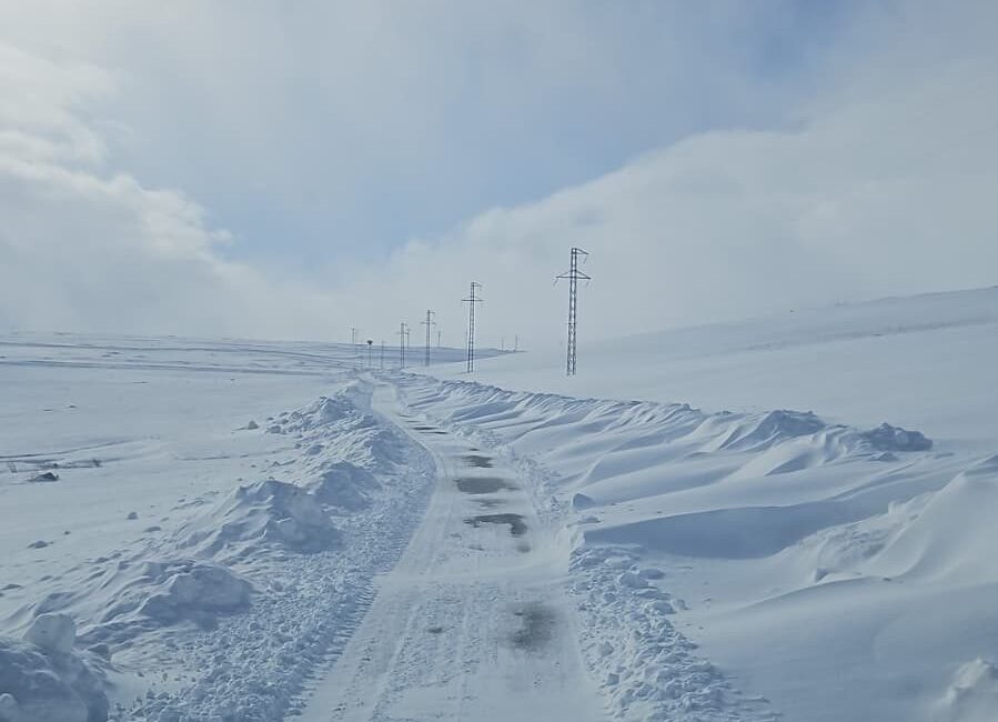 Ardahan’da etkili olan kar yağışı nedeniyle 19 köy yolu ulaşıma
