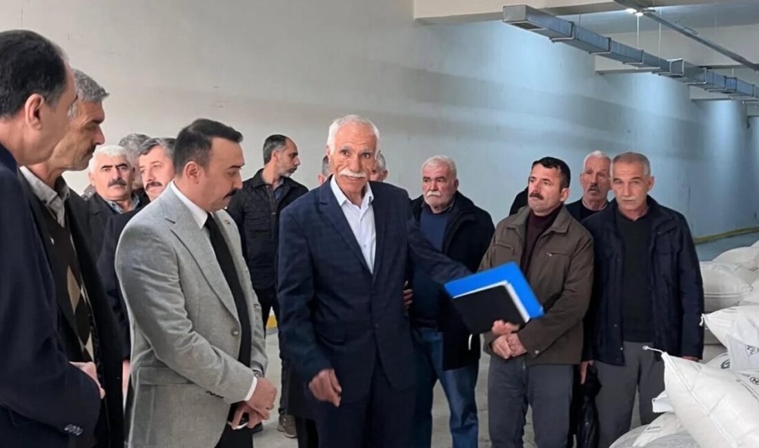 Adıyaman’ın Çelikhan İlçesinde arıcılara arı beslenme şekerleri dağıtıldı. İlçe merkezinde