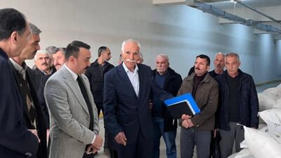 Adıyaman’ın Çelikhan İlçesinde arıcılara arı beslenme şekerleri dağıtıldı. İlçe merkezinde