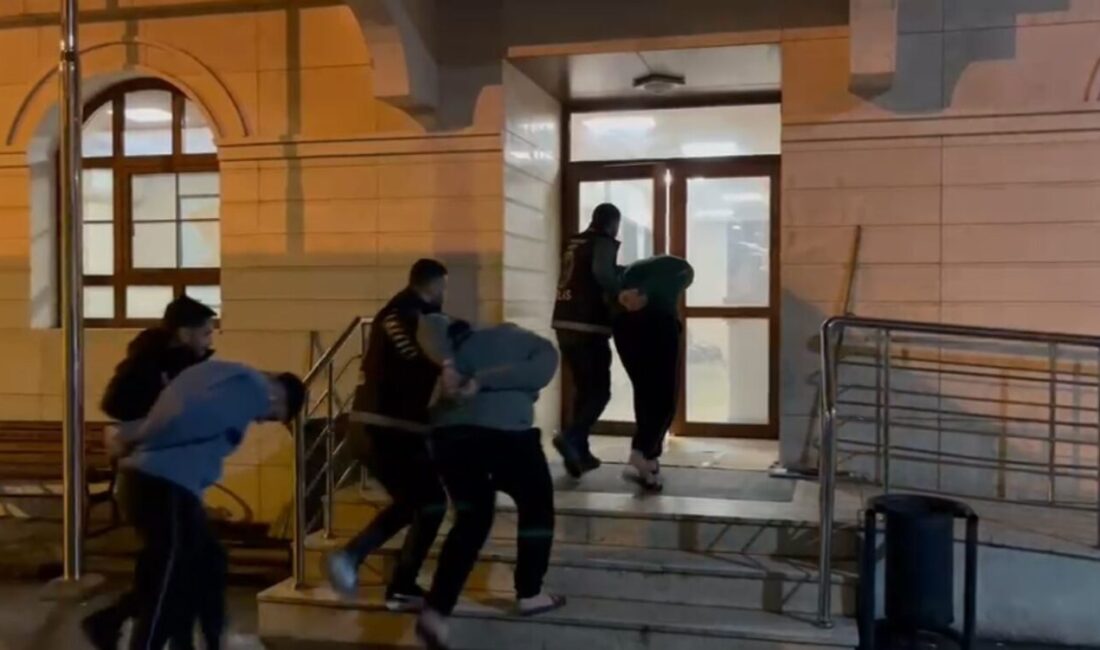 İstanbul’un Arnavutköy ilçesinde gerçekleştirilen operasyonlarda çeşitli suçlardan aranan 3 firari