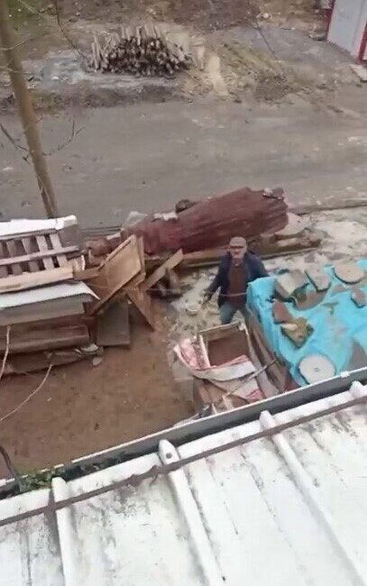 İstanbul’un Arnavutköy ilçesinde iki komşu arasında çıkan tartışma kavgaya dönüştü.