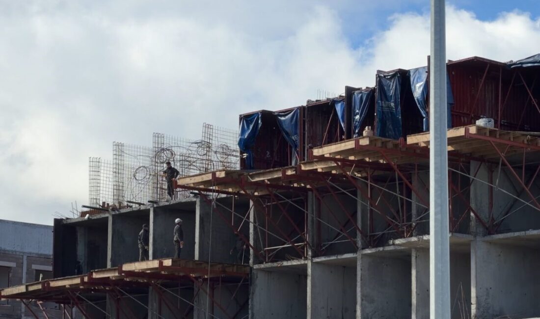 İstanbul’un Arnavutköy ilçesinde toplu konut şantiyesinde yüksekten düşerek ağır yaralanan