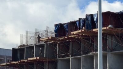 İstanbul’un Arnavutköy ilçesinde toplu konut şantiyesinde yüksekten düşerek ağır yaralanan