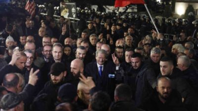 Arnavutluk’ta Başbakan Edi Rama hükümetini yolsuzlukla suçlayan binlerce gösterici başkent