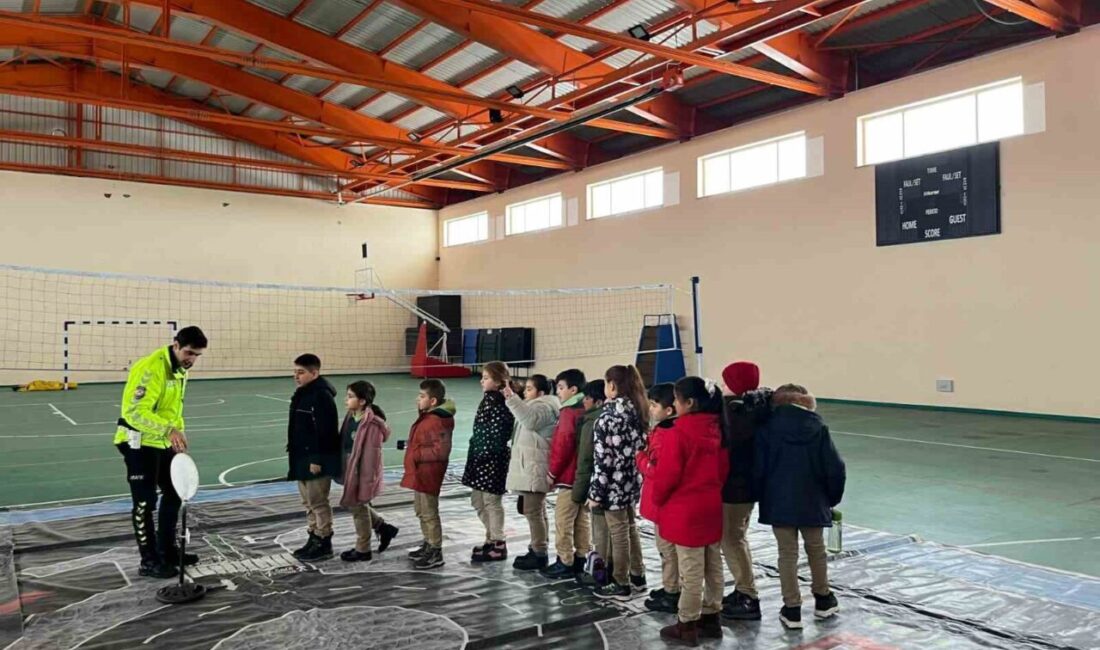 Arpaçay’da öğrencilere, “Temel Trafik Eğitimi ve Bilgilendirme” eğitimi verildi. Kars’ın