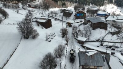 Artvin’de kar nedeniyle kapanan köy yollarının açılması için Artvin Orman