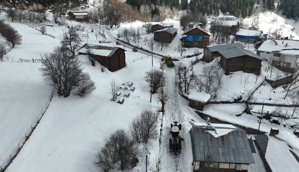 Artvin’de kar nedeniyle kapanan köy yollarının açılması için Artvin Orman