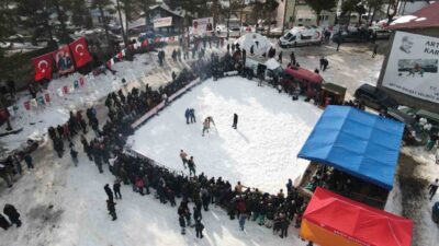 Artvin’in Şavşat ilçesine bağlı Veliköy’de 300 yıllık kar üstü karakucak