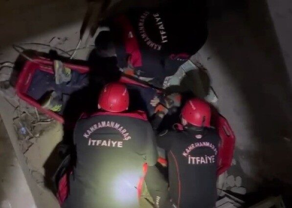 Kahramanmaraş’ta bir iş yerinin asansör boşluğuna düşen vatandaş itfaiye ekiplerince