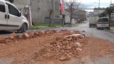 İstanbul Avcılar’da aşırı yüklü kamyon yokuş çıkarken geri kaydı. İki