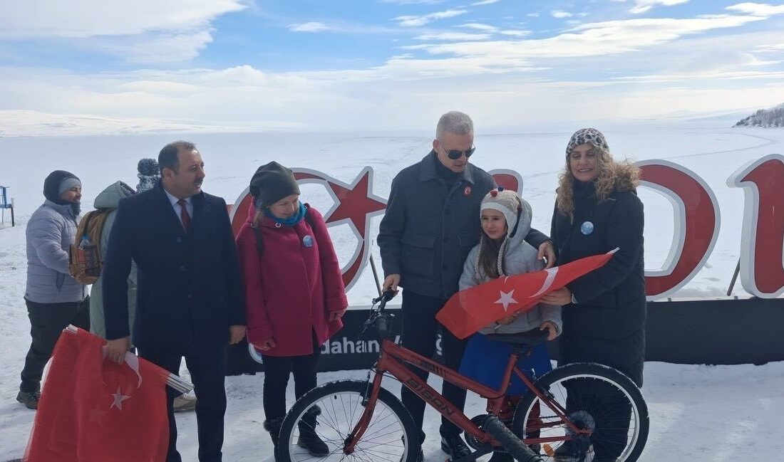 Askıda Bisiklet Derneği, Çıldırlı öğrencileri bisikletlerle buluşturdu. Çıldır Gölü kenarında