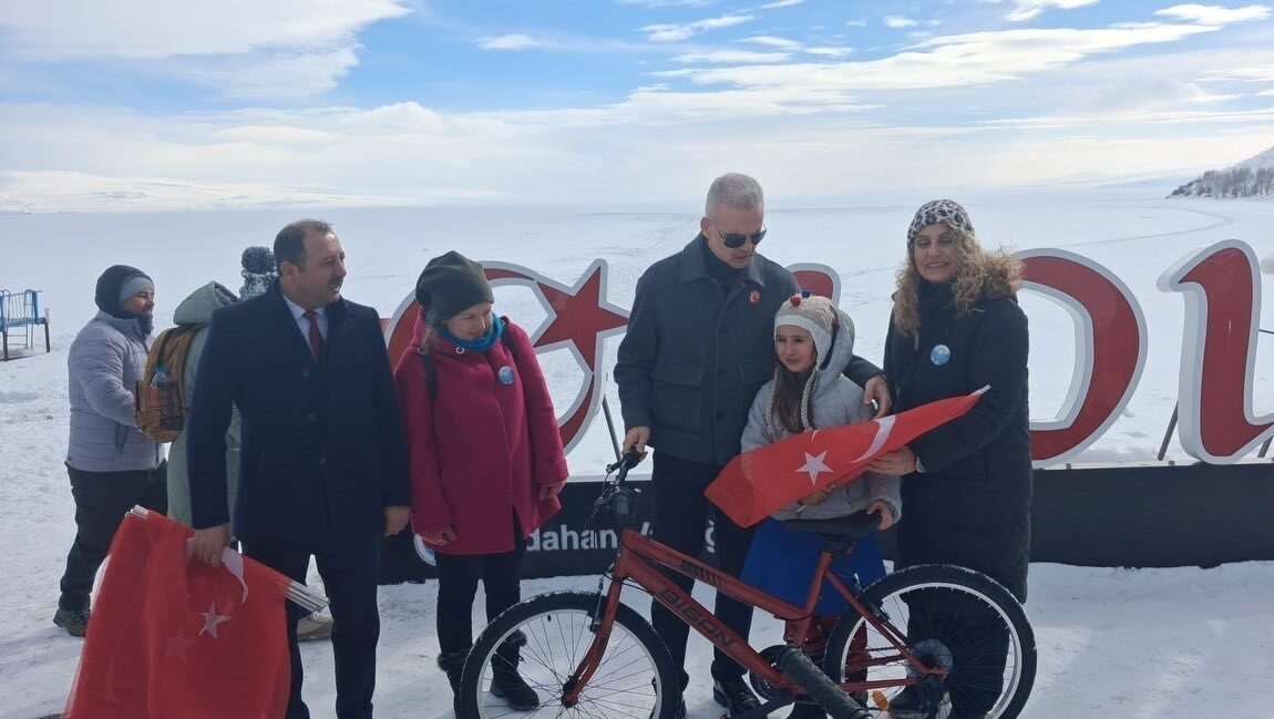 Askıda Bisiklet Derneği, Çıldırlı öğrencileri bisikletlerle buluşturdu. Çıldır Gölü kenarında