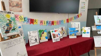 Diyarbakır’ın Bismil ilçesinde öğrenciler atasözleri ve deyimleri hayal gücüyle tuvale