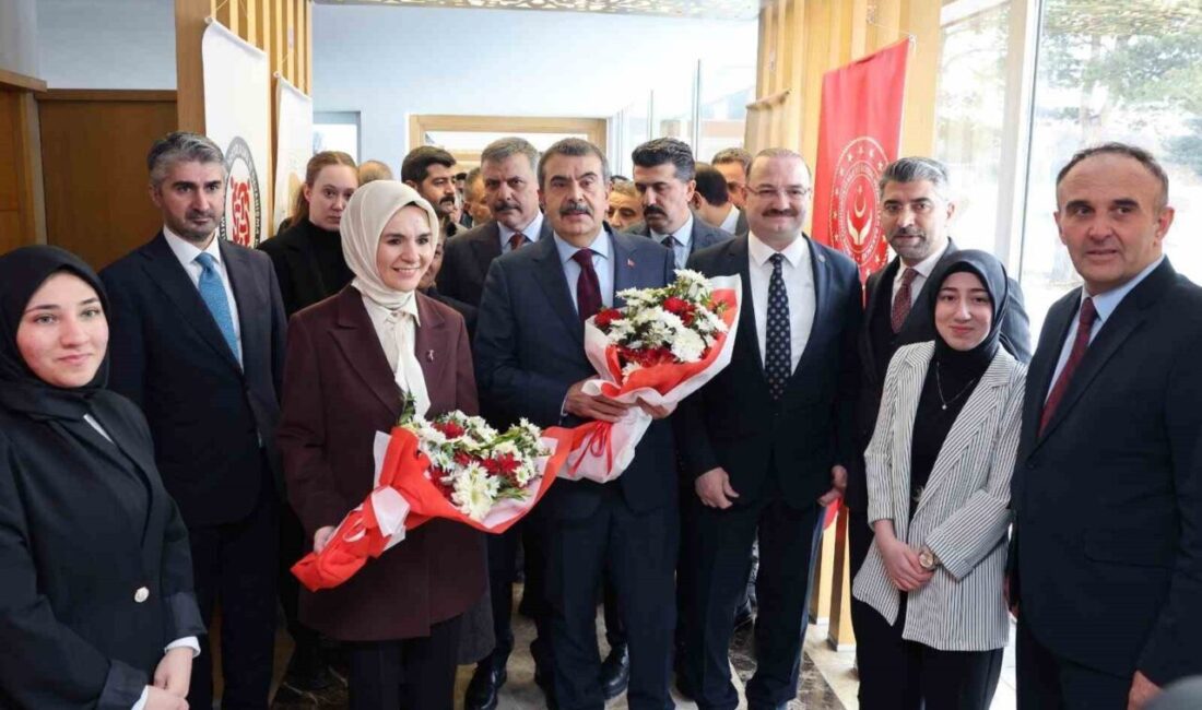 Atatürk Üniversitesinde bakanların katılımıyla sanat ve sosyal dayanışma odaklı programlar
