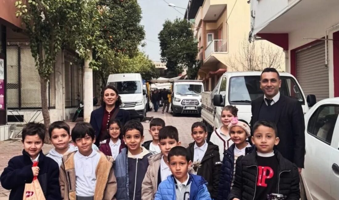 Aydın’ın Sultanhisar ilçesine bağlı Atça Mahallesi’nde Atça Atatürk İlkokulu öğrencileri,