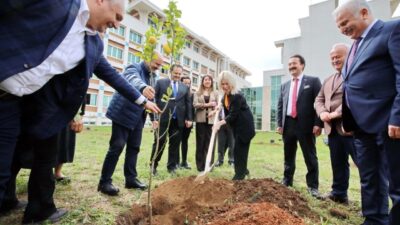 Akdeniz Üniversitesi Rektörü Prof. Dr. Özlenen Özkan, İlahiyat Fakültesi’nde düzenlenen