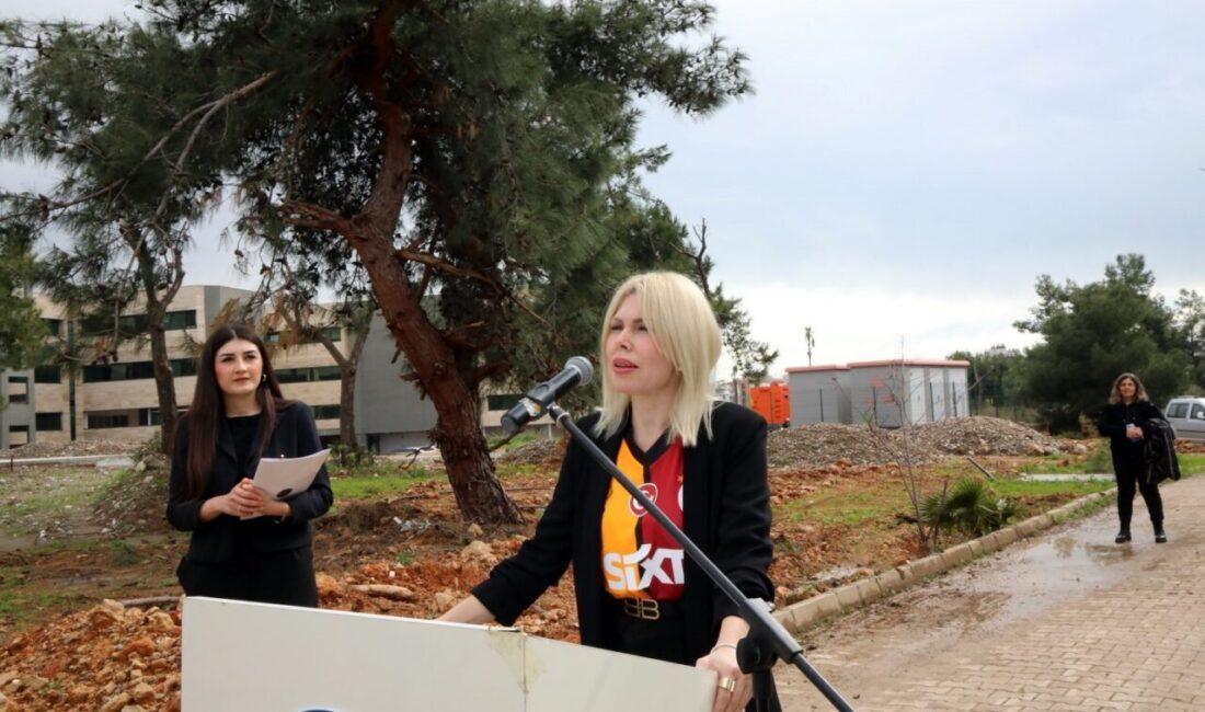 Akdeniz Üniversitesi Rektörü Prof. Dr. Özlenen Özkan, İlahiyat Fakültesi’nde düzenlenen