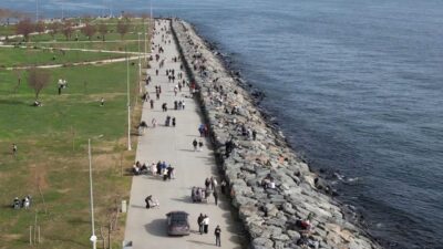 Avcılar’da güneşli havayı fırsat bilen vatandaşlar sahilde güneşin keyfini çıkardı.