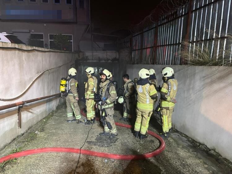 Avcılar’da bodrum katında bulunan tekstil atölyesine ait depoda gece saatlerinde