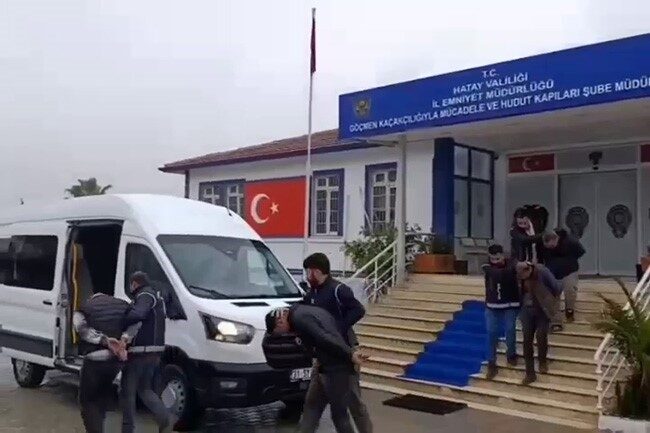 Hatay’da polis ekipleri tarafından gerçekleştirilen operasyonlarda 12 göçmen yakalanırken, insan