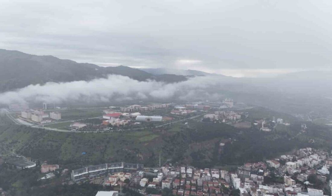 Aydın’da sabah saatlerinde dağlardan şehrin eteklerine kadar inen bulutlar, Aydın