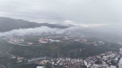Aydın’da sabah saatlerinde dağlardan şehrin eteklerine kadar inen bulutlar, Aydın
