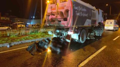 Aydın’ın Kuşadası ilçesinde aşırı hızlı olduğu iddia edilen motosikletin kamyona
