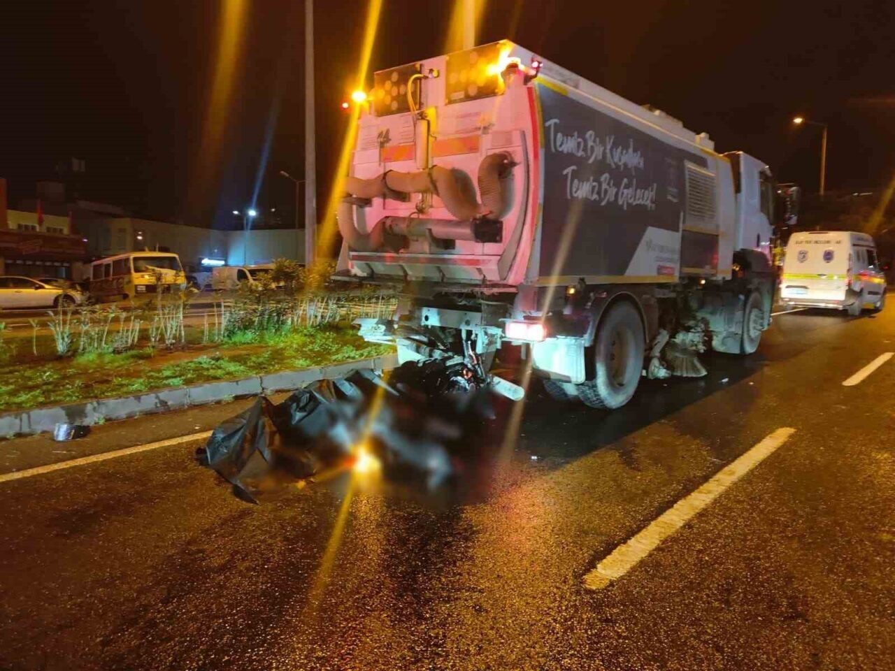 Aydın’ın Kuşadası ilçesinde aşırı hızlı olduğu iddia edilen motosikletin kamyona