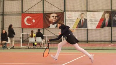 Aydın’da düzenlenen Okullar Arası Yıldız Kızlar Tenis Müsabakaları’nda sporcular birincilik