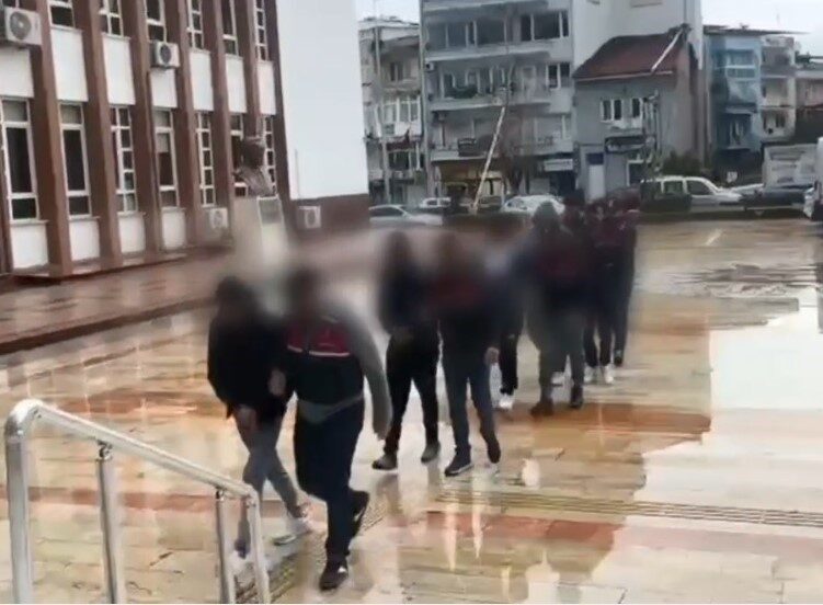 Aydın’da terör örgütü propagandası yapan 5 şüpheli jandarma tarafından yakalanırken,