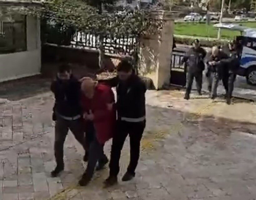 Aydın’ın Didim ilçesinde biri kadın 2 kişi, yol kenarında silahla