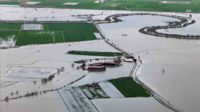 Aydın’ın Koçarlı ilçesinde birçok araziyi sular altında bırakan taşkının izleri