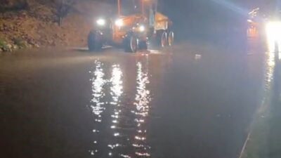 Aydın’da etkili olan sağanak yağış nedeniyle Söke ve Kuşadası yolları