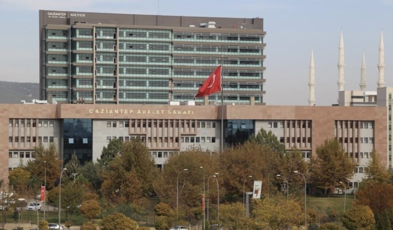 Gaziantep’te iki aracın yan aynalarının birbirine çarpması sonucu çıkan tartışmada