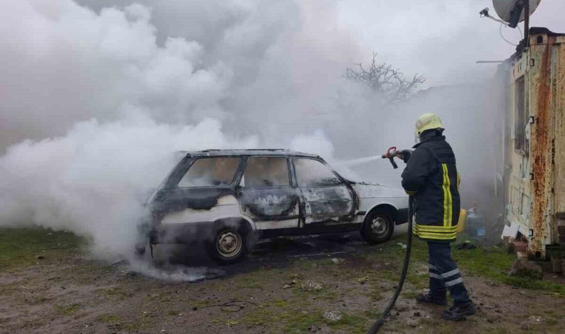 Çanakkale’nin Ayvacık ilçesinde park halindeki araç yandı. Ayvacık ilçesi Hamdibey
