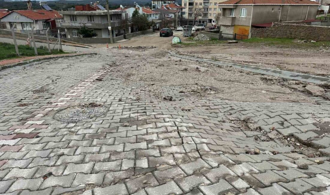 Çanakkale’nin Ayvacık ilçesinde sağanak yağışlar nedeniyle bir sitenin istinat duvarı