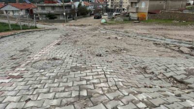 Çanakkale’nin Ayvacık ilçesinde sağanak yağışlar nedeniyle bir sitenin istinat duvarı