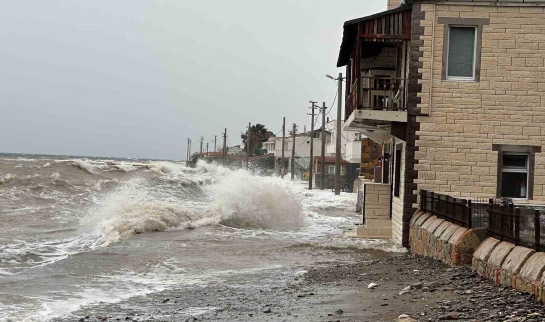Çanakkale’nin Ayvacık ilçesinde etkili olan fırtına nedeniyle dalgalar adeta denizle
