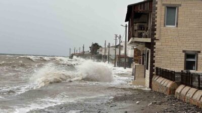Çanakkale’nin Ayvacık ilçesinde etkili olan fırtına nedeniyle dalgalar adeta denizle