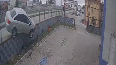 Samsun’un Bafra ilçesinde otomobilin caminin bahçesine uçtuğu kazayı sürücü yara