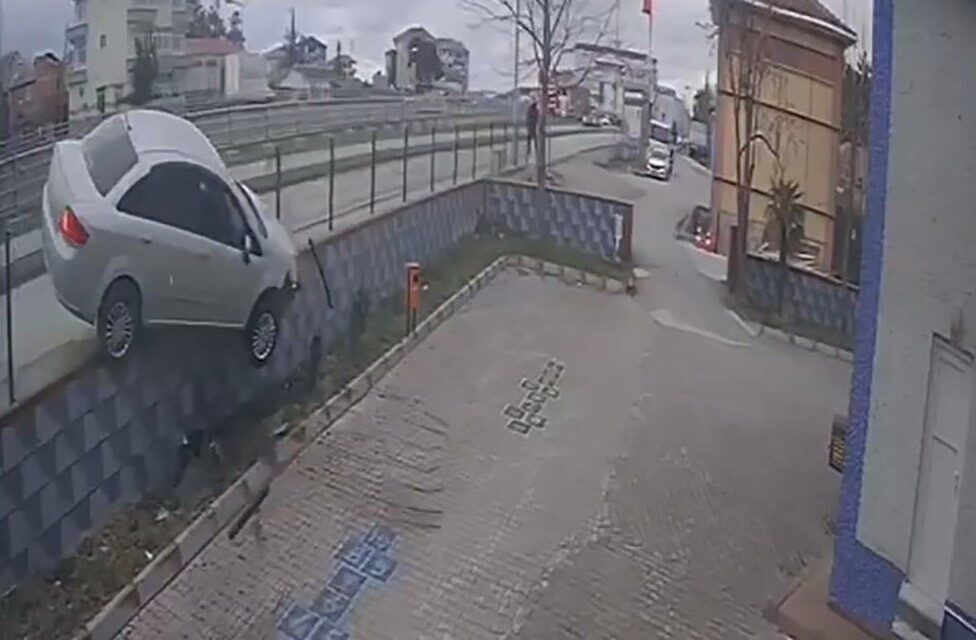 Samsun’un Bafra ilçesinde otomobilin caminin bahçesine uçtuğu kazayı sürücü yara