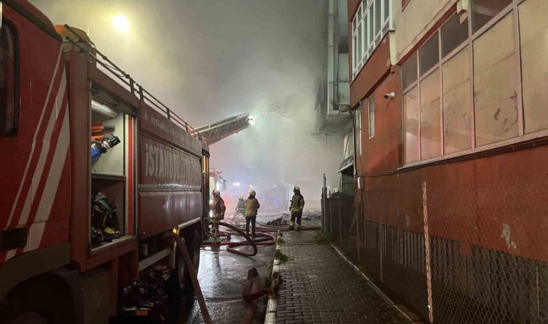 İstanbul Bağcılar’da 4 katlı tekstil fabrikasının giriş katındaki kumaş deposunda