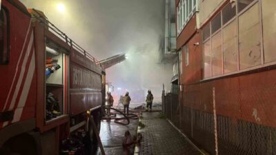 İstanbul Bağcılar’da 4 katlı tekstil fabrikasının giriş katındaki kumaş deposunda