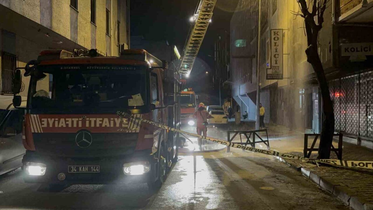 Bağcılar’da 4 katlı bir binanın en üst katındaki, kağıt bardak