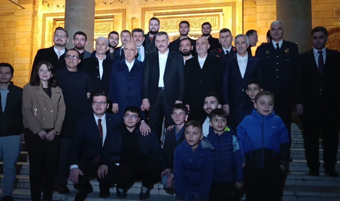 İçişleri Bakanı Mustafa Çiftçi, Kahramanmaraş’ta kıldığı teravih namazının ardından vatandaşlarla