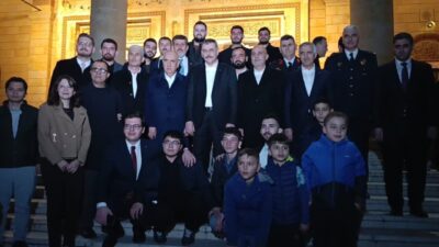 İçişleri Bakanı Mustafa Çiftçi, Kahramanmaraş’ta kıldığı teravih namazının ardından vatandaşlarla