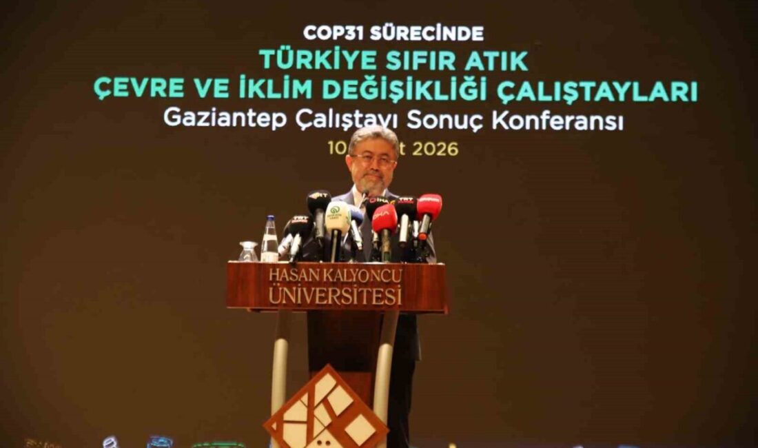 Hasan Kalyoncu Üniversitesinde düzenlenen Sıfır Atık Çalıştayı Sonuç Konferansı’nda konuşan